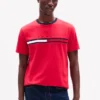 Tricou cu logo brodat cu dungi și steag Tricou cu logo brodat cu dungi și steag