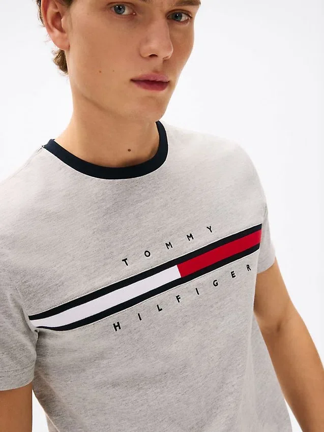 Tricou cu logo brodat cu dungi și steag Tricou cu logo brodat cu dungi și steag