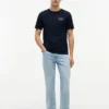 Tricou cu logo cu steag ondulat pe spate Tricou cu logo cu steag ondulat pe spate