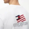 Tricou cu logo cu steag ondulat pe spate Tricou cu logo cu steag ondulat pe spate