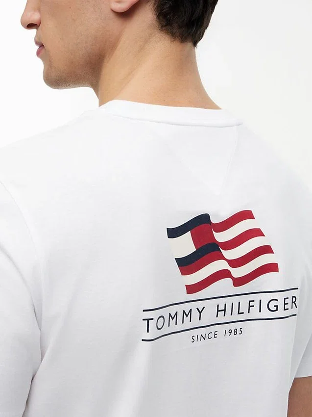 Tricou cu logo cu steag ondulat pe spate Tricou cu logo cu steag ondulat pe spate