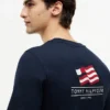 Tricou cu logo cu steag ondulat pe spate Tricou cu logo cu steag ondulat pe spate