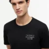 Tricou cu logo cu steag ondulat pe spate Tricou cu logo cu steag ondulat pe spate