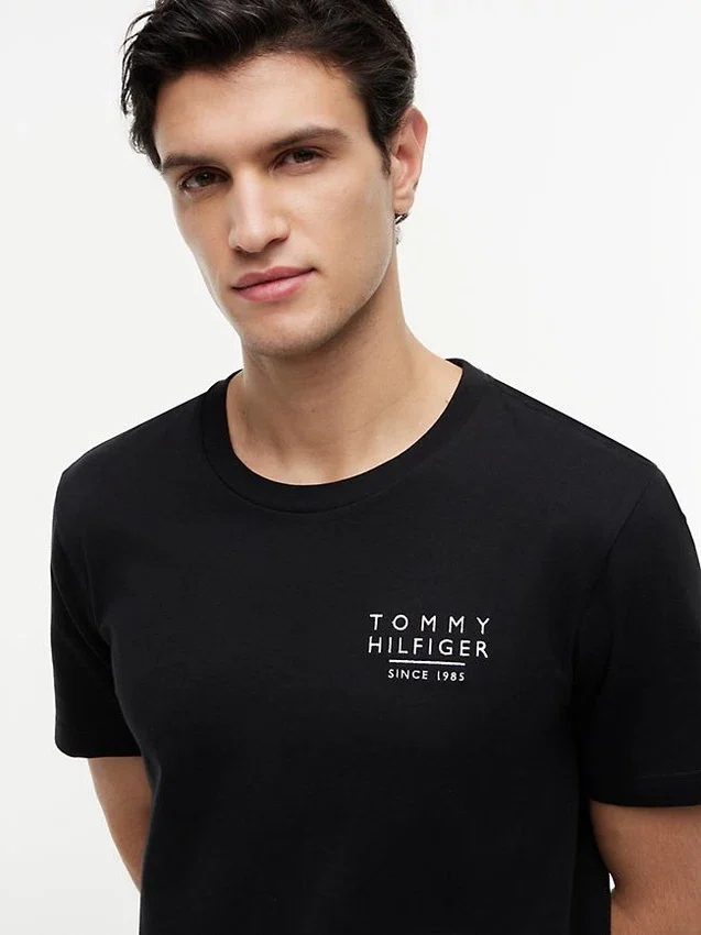 Tricou cu logo cu steag ondulat pe spate Tricou cu logo cu steag ondulat pe spate