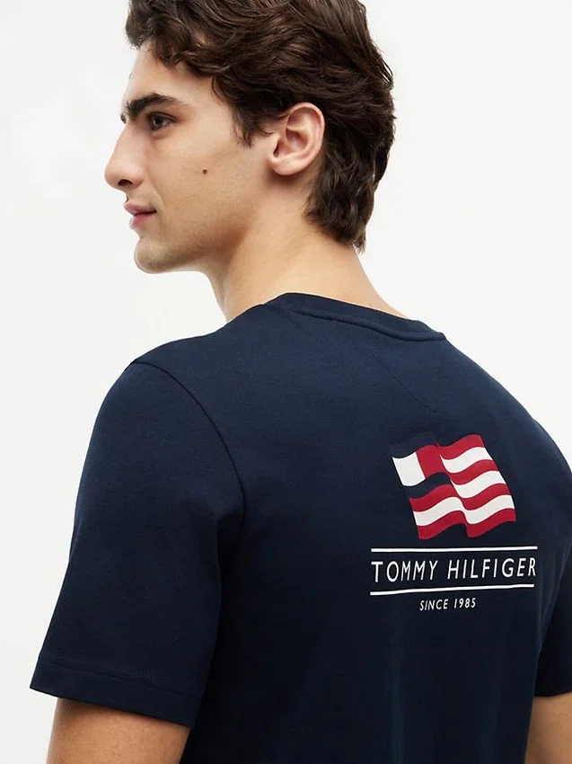 Tricou cu logo cu steag ondulat pe spate Tricou cu logo cu steag ondulat pe spate
