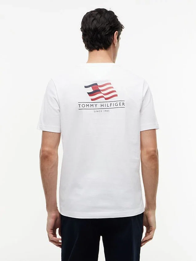Tricou cu logo cu steag ondulat pe spate Tricou cu logo cu steag ondulat pe spate