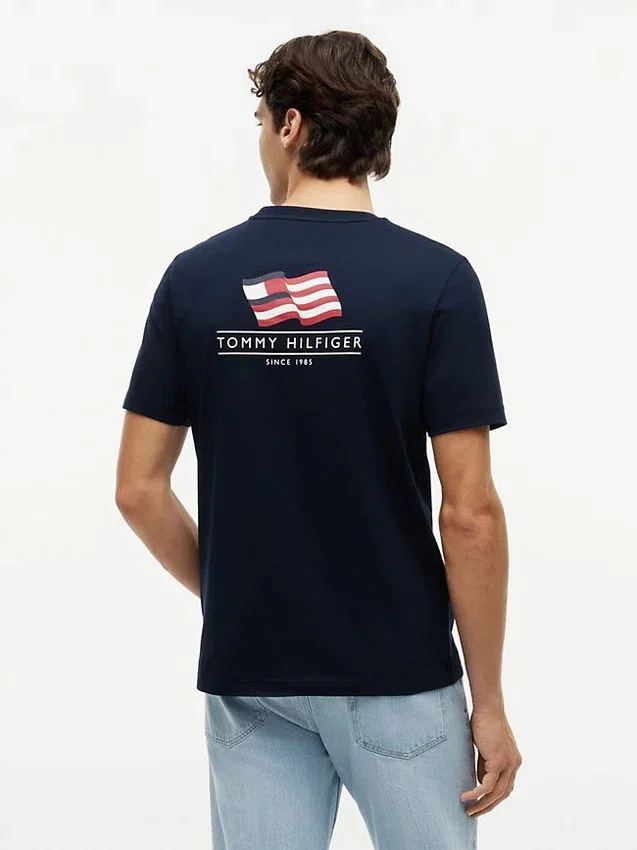 Tricou cu logo cu steag ondulat pe spate Tricou cu logo cu steag ondulat pe spate