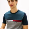 Tricou cu logo, dungi și blocuri de culoare Tricou cu logo, dungi și blocuri de culoare