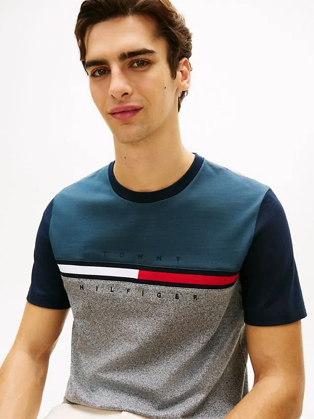 Tricou cu logo, dungi și blocuri de culoare Tricou cu logo, dungi și blocuri de culoare