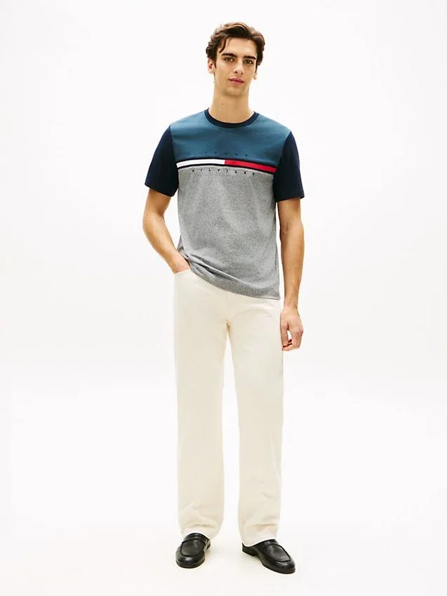 Tricou cu logo, dungi și blocuri de culoare Tricou cu logo, dungi și blocuri de culoare