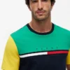 Tricou cu logo și dungi colorate