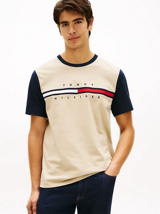 Tricou cu mâneci contrastante și logo steag Tricou cu mâneci contrastante și logo steag