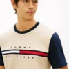 Tricou cu mâneci contrastante și logo steag Tricou cu mâneci contrastante și logo steag