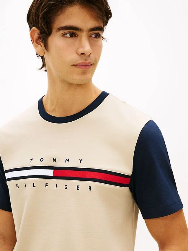 Tricou cu mâneci contrastante și logo steag Tricou cu mâneci contrastante și logo steag
