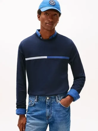 Tricou cu mâneci lungi și logo cu steag în tonuri similare Tricou cu mâneci lungi și logo cu steag în tonuri similare