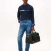 Tricou cu mâneci lungi și logo cu steag în tonuri similare Tricou cu mâneci lungi și logo cu steag în tonuri similare