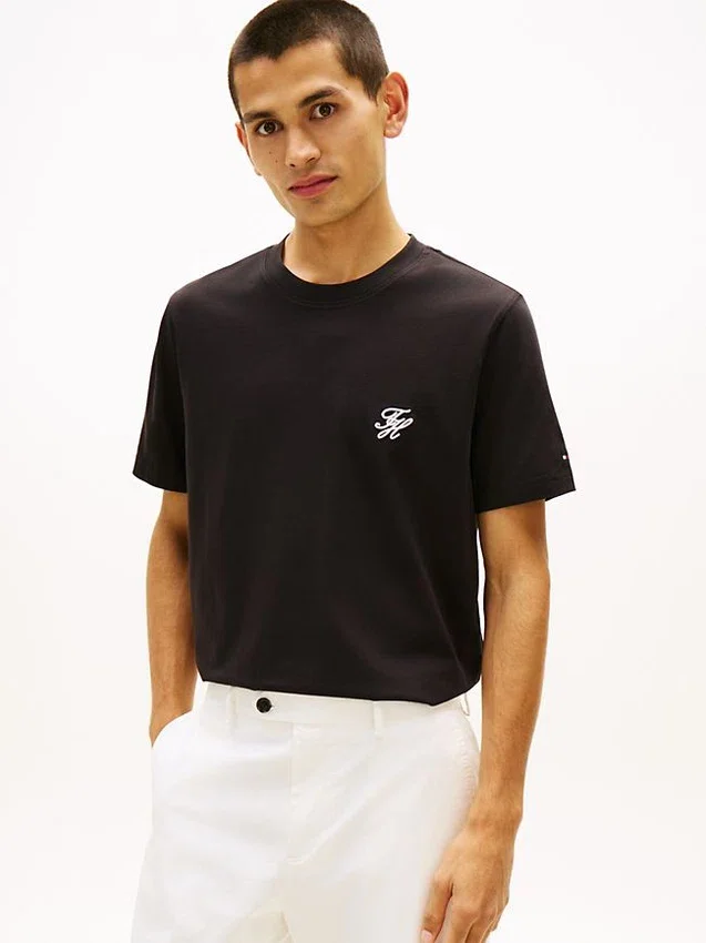 Tricou cu monogramă brodată Tricou cu monogramă brodată