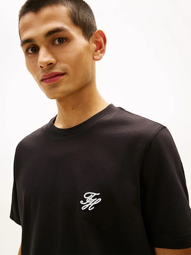 Tricou cu monogramă brodată Tricou cu monogramă brodată