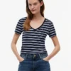 Tricou Favorite cu guler în V și dungi Tricou Favorite cu guler în V și dungi