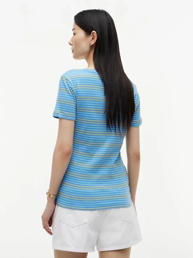 Tricou Favorite cu guler în V și dungi Tricou Favorite cu guler în V și dungi