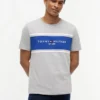 Tricou Hilfiger cu logo și dungi Tricou Hilfiger cu logo și dungi