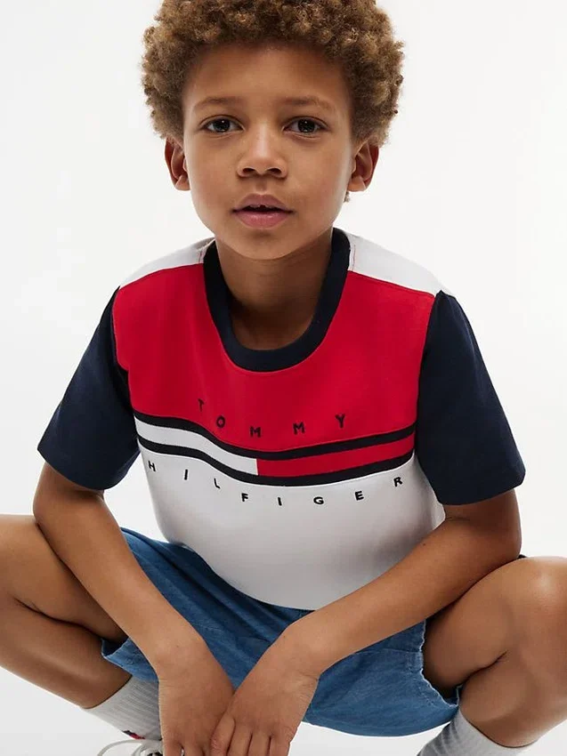Tricou pentru copii cu dungi colorate și steag Tricou pentru copii cu dungi colorate și steag