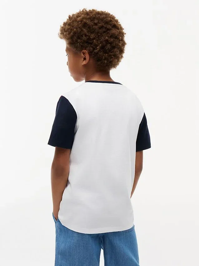 Tricou pentru copii cu dungi colorate și steag Tricou pentru copii cu dungi colorate și steag