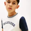 Tricou pentru copii cu logo monotip și blocuri de culoare Tricou pentru copii cu logo monotip și blocuri de culoare