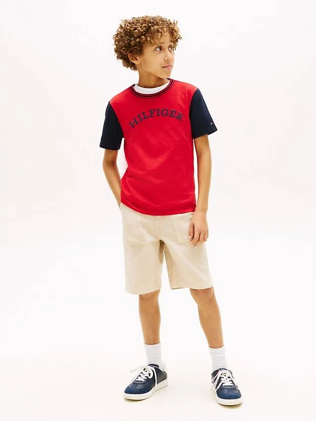 Tricou pentru copii cu logo monotip și blocuri de culoare Tricou pentru copii cu logo monotip și blocuri de culoare