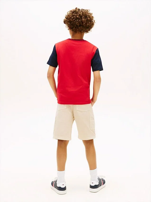 Tricou pentru copii cu logo monotip și blocuri de culoare Tricou pentru copii cu logo monotip și blocuri de culoare