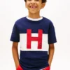 Tricou pentru copii cu logo nautic H și blocuri de culoare Tricou pentru copii cu logo nautic H și blocuri de culoare