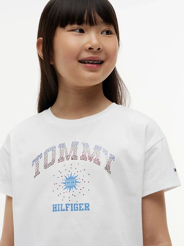 Tricou pentru copii cu logo Tommy din strasuri Tricou pentru copii cu logo Tommy din strasuri