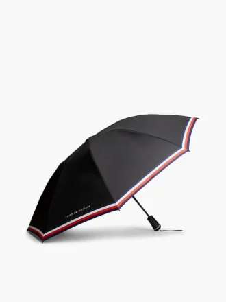 Umbrelă cu dungi caracteristice